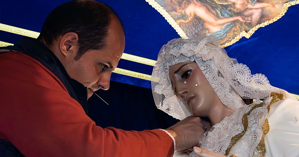 Alfiler a alfiler: el arte invisible de vestir a la Virgen en La Mancha