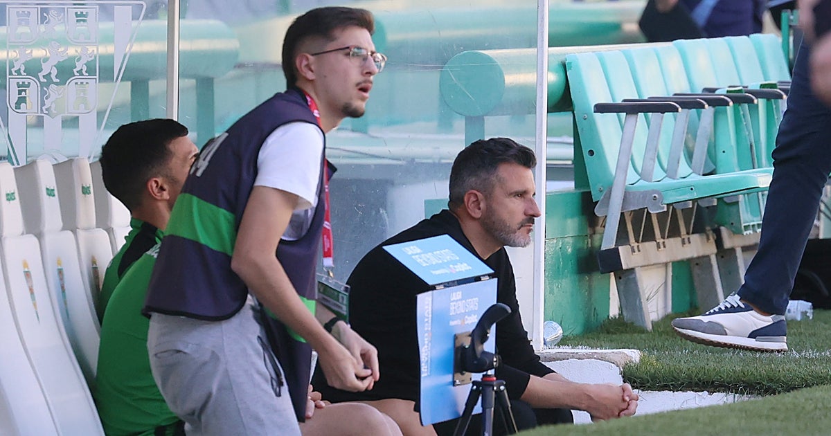 La crisis del Córdoba CF erosiona el crédito de Iván Ania en el banquillo