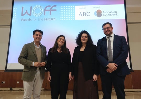 Leopoldo Izquierdo, director de la Fundación Kutxabank; Carmen Juárez, periodista de ABC; Inma Rubiales, autora de 'Nuestro lugar en el mundo'; y Juanjo Madueño, delegado de ABC en Málaga