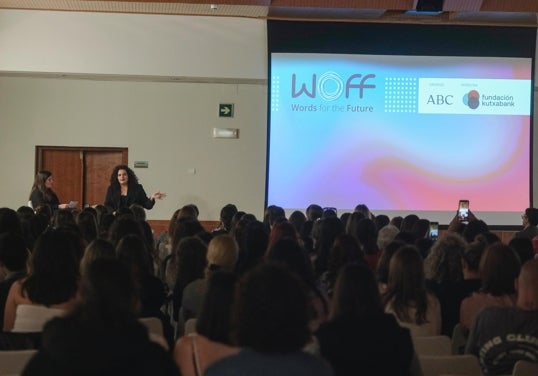 Salón lleno en la presentación del libro 'Nuestro lugar en el mundo' de la autora Inma Rubiales