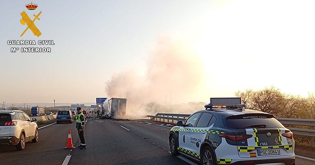 El incendio de un camión provoca un bloqueo kilométrico en la A-2 en Zaragoza