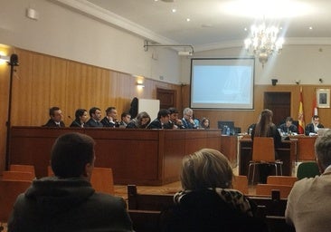 «Me enseñaron una foto de mi bebé tirado en el suelo junto a unos palés», denuncia una víctima del 'caso ataúdes'