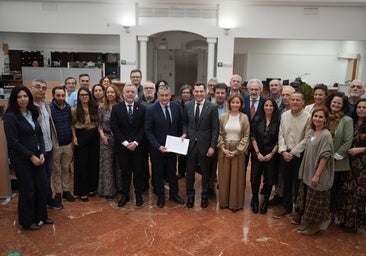 Los sindicatos destrozan la estrategia de Montero sobre sanidad y firman la nueva carrera profesional con Moreno