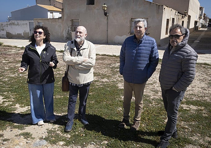El CEO de Esatur, Jorge Rodríguez, el jefe de Servicio de Medio Ambiente en el Ayuntamiento de Alicante, Juan Luis Beresaluze, el director del Museo Nueva Tabarca, Chema Pérez Burgos, y la guía turística de la isla.