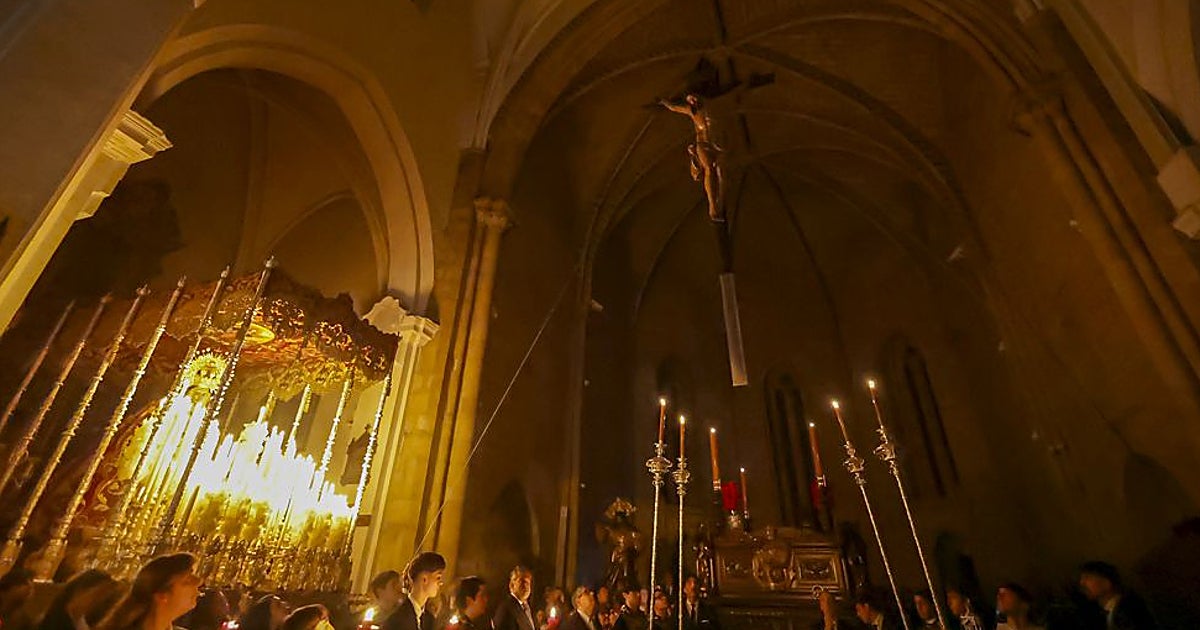 El rito se hace oración en la entronización del Cristo de la Buena Muerte de Córdoba en su paso
