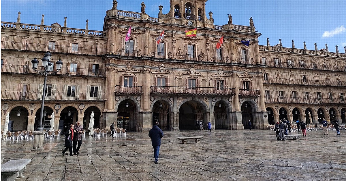 Sancionados diez jóvenes de dos dependidas de soltero por atar a otros a las farolas de la plaza Mayor de Salamanca