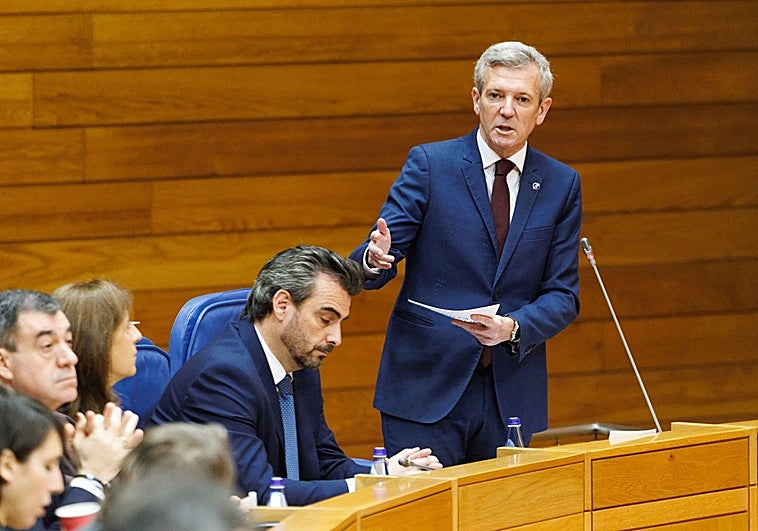 El presidente de la Xunta responde a las preguntas de la oposición en el Parlamento