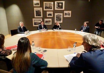 La primera reunión entre Mañueco y Martínez agranda la brecha PP-PSOE