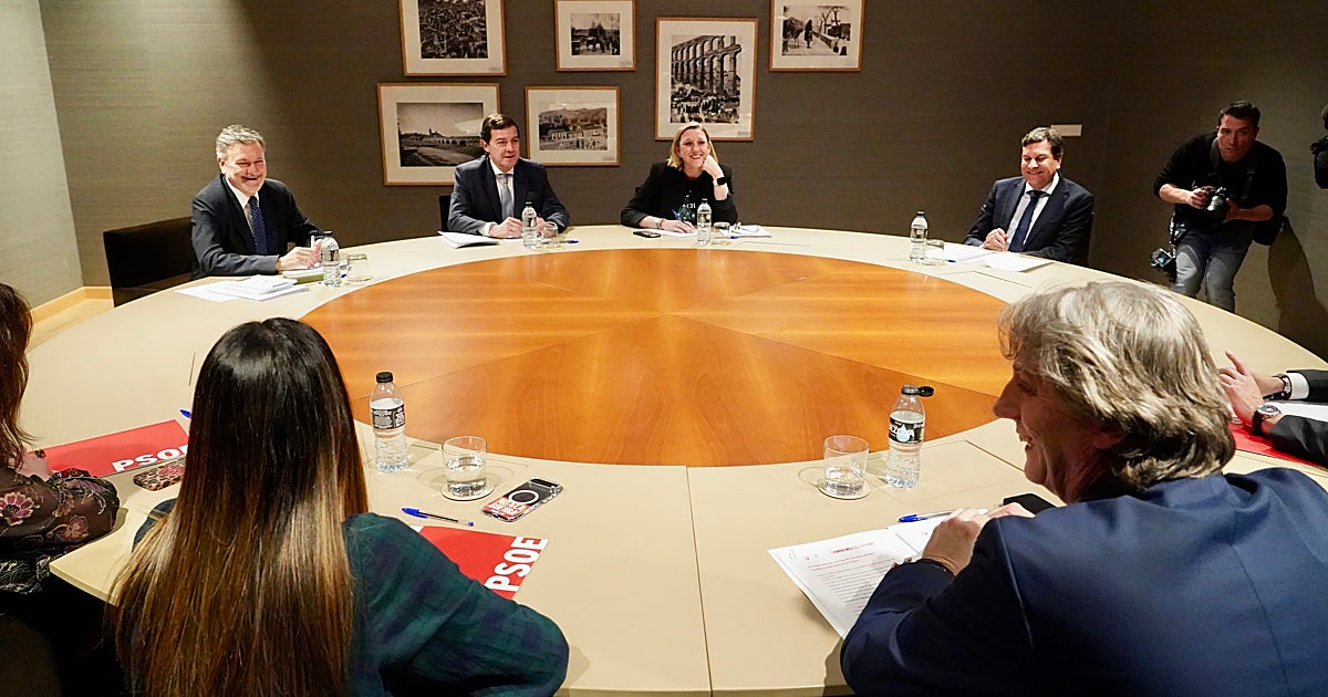 La primera reunión entre Mañueco y Martínez agranda la brecha PP-PSOE