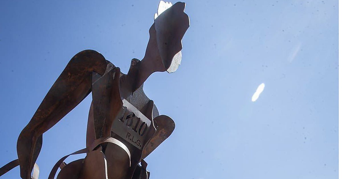 El PSOE de Toledo se burla de Rubén Lozano por dedicarse una escultura a sí mismo