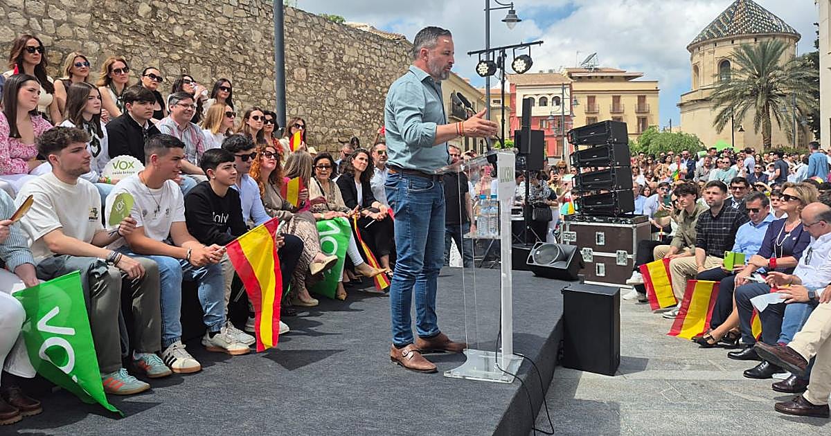 Abascal reivindica en Lucena los pactos PP-Vox en Aragón y Extremadura como modelo para Andalucía