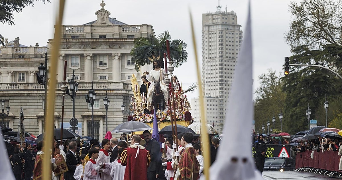 La Borriquita abre el camino al Silencio y a los Estudiantes, de la Almudena a los Austrias