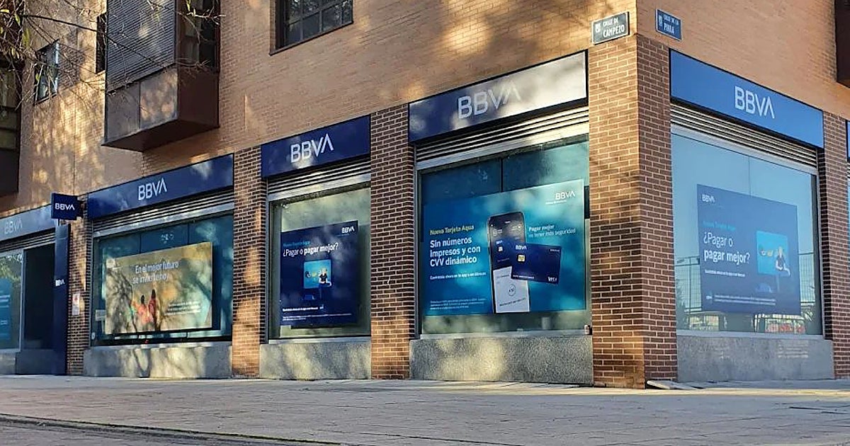 Atraca un banco con pistola y vestido de mujer: se marcha sin un euro por el mecanismo de la caja