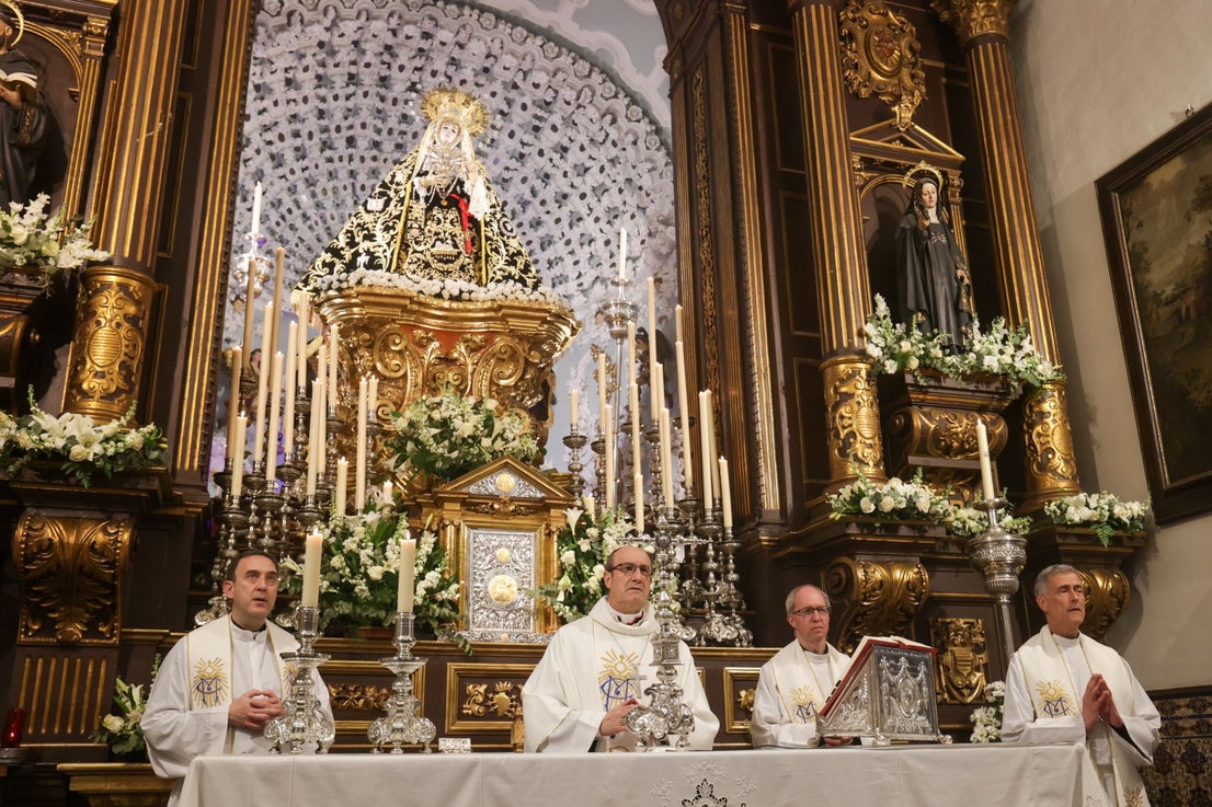 El Viernes de Dolores a los pies de la Virgen en Córdoba, en imágenes