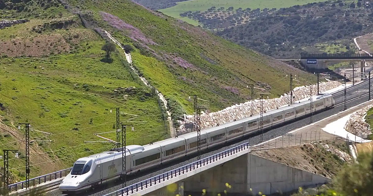 Renfe recupera los trenes de los talleres de Málaga pero no los usa para quitar el autobús del AVE