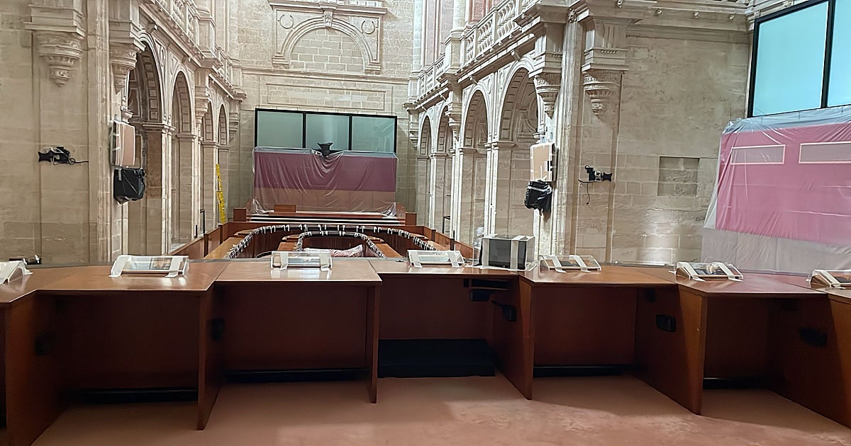 El salón de plenos del Parlamento andaluz, vacío y cerrado por obras