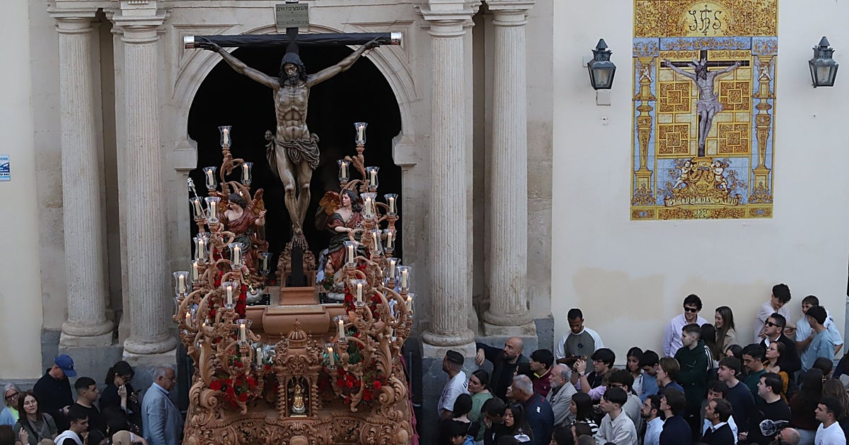 El Cristo de la Providencia llena de recogimiento el camino a la Catedral de Córdoba
