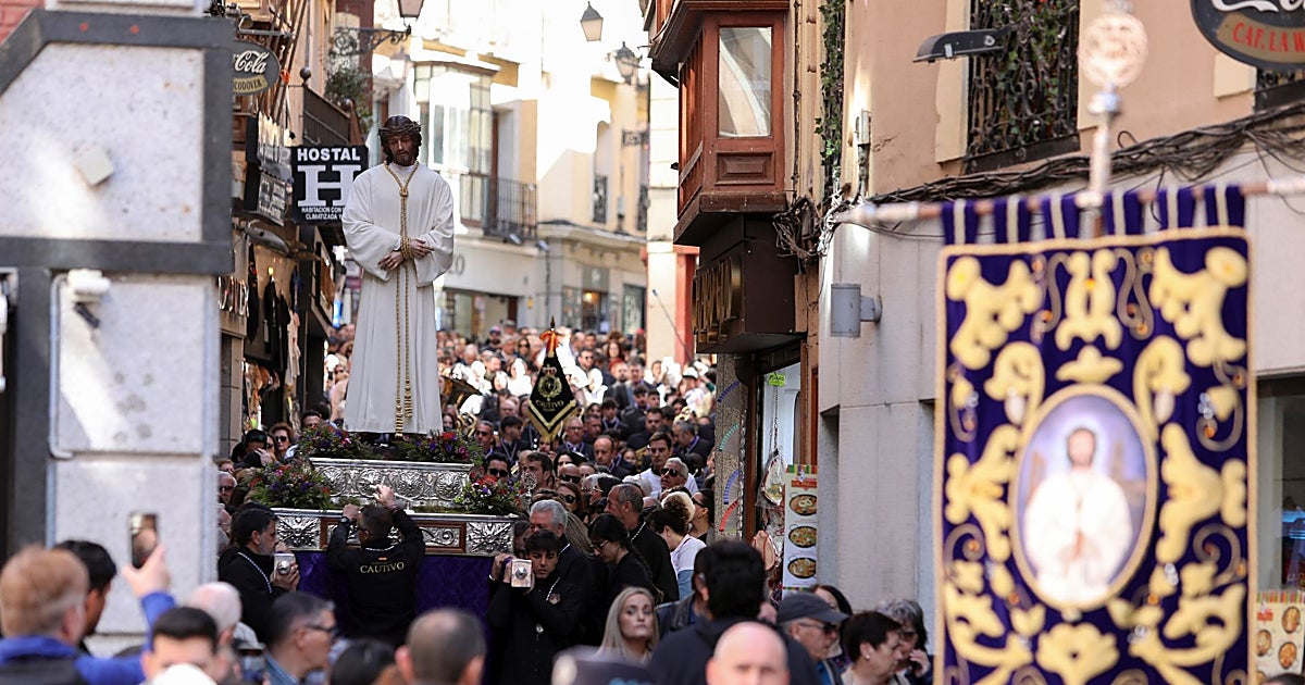 El Cautivo emociona a Toledo en su traslado hasta la catedral en un multitudinario Sábado de Pasión
