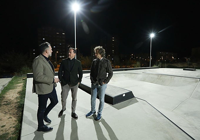El alcalde visitó las instalaciones deportivas acompañado por el concejal de Deportes, Rubén Lozano, y el presidente del Distrito y edil de Movilidad, Iñaki Jiménez.