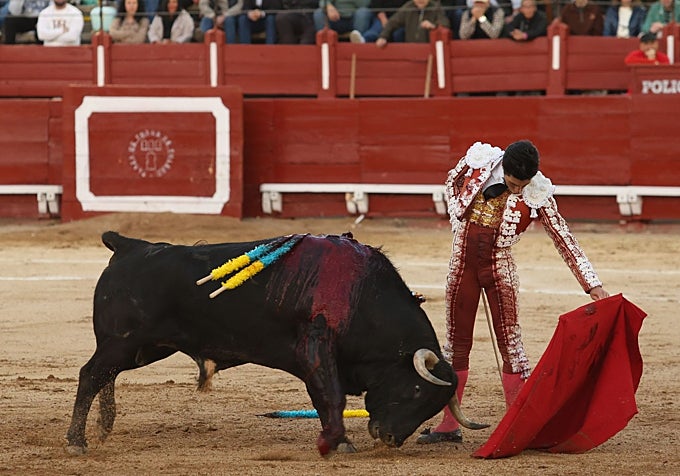 Natural al toro del Freixo al que cortó dos orejas.