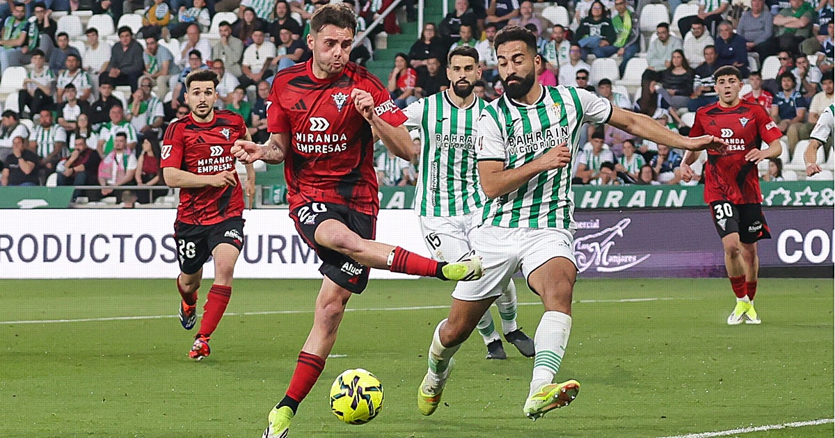Rubén Alves reaparece tras tres meses de incógnita para dar aire a la zaga del Córdoba CF