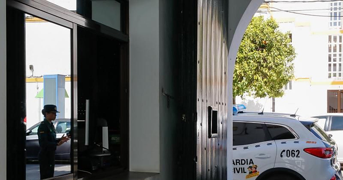 A juicio por robar a través de un butrón en el tejado casi 300 garrafas de plaguicidas de una finca en Palma del Río