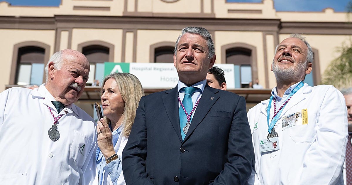 Desembarco de consejeros en la Misa del Alba del Cautivo