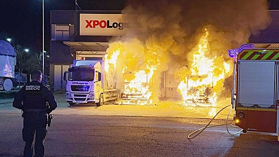 Arden seis camiones en un incendio sin heridos en Benavente (Zamora)