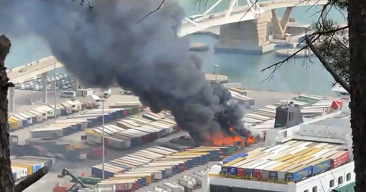 Un incendio afecta a varios contenedores del puerto de Barcelona y provoca una gran humareda