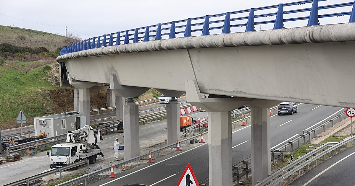 El Ministerio de Transportes admite ahora «fisuras» en el viaducto de la A-4 y la A-45 que obligaron a «obras de emergencia»