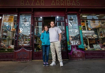 Conchita Rollán y Miguel Mauduit, madre e hijo, delante del Bazar Arribas