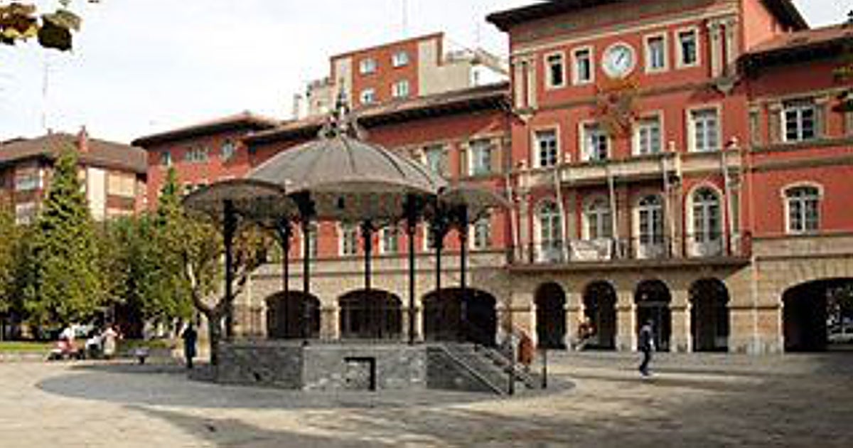 La Justicia obliga al Ayuntamiento de Erandio gobernado por el PNV a colocar la bandera de España y la foto del Rey