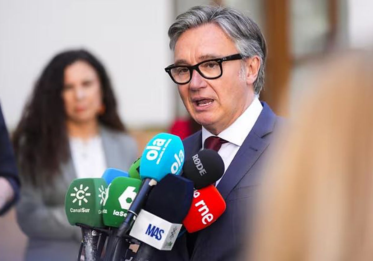 Manuel Gavira avisa de que Vox «no va a cambiar sus programas ni sus ideas  en base a encuestas» a las que no da «importancia»