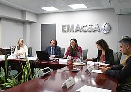 Emacsa asume la explotación, conservación y mantenimiento de las redes de abastecimiento y saneamiento en Encinares de Alcolea