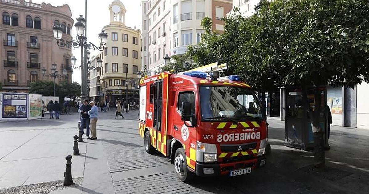 Los Bomberos de Córdoba rescatan a un perro y desalojan un bloque por el incendio de un piso en Ciudad Jardín