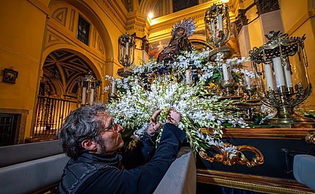 Leopoldo Adiego, de la Floristería Rebeca, ultimando la ornamentación de la Virgen de las Angustias