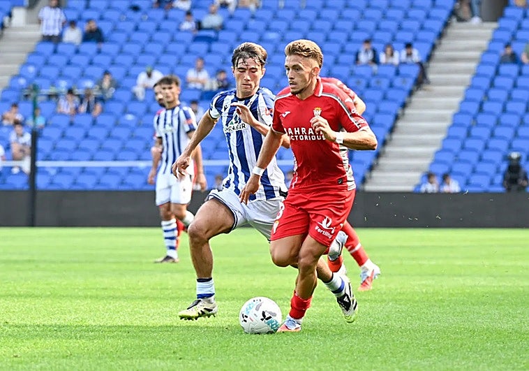 Isma Ruiz conduce un balón durante un partido de esta temporada