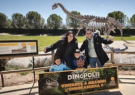 Dinópolis supera los 15.000 visitantes en Semana Santa y celebra la su visita 4 millones