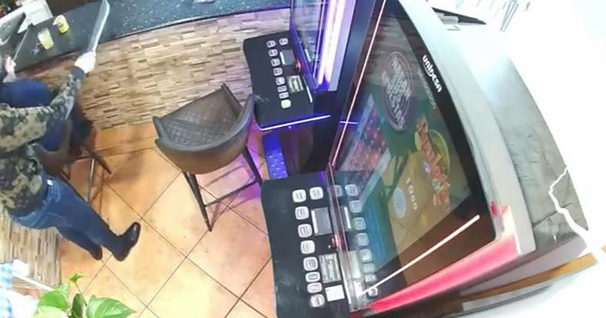 El surrealista atraco en un bar de Mijas que termina con el ladrón huyendo entre mofas