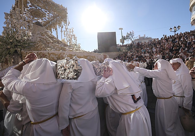 La multitud arropa a la Virgen del Rocío en la Tribuna de los Pobres
