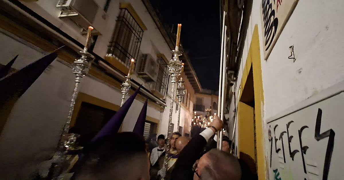La procesión de la Santa Faz, obligada a sortear un toldo en plena procesión en la calle Deanes