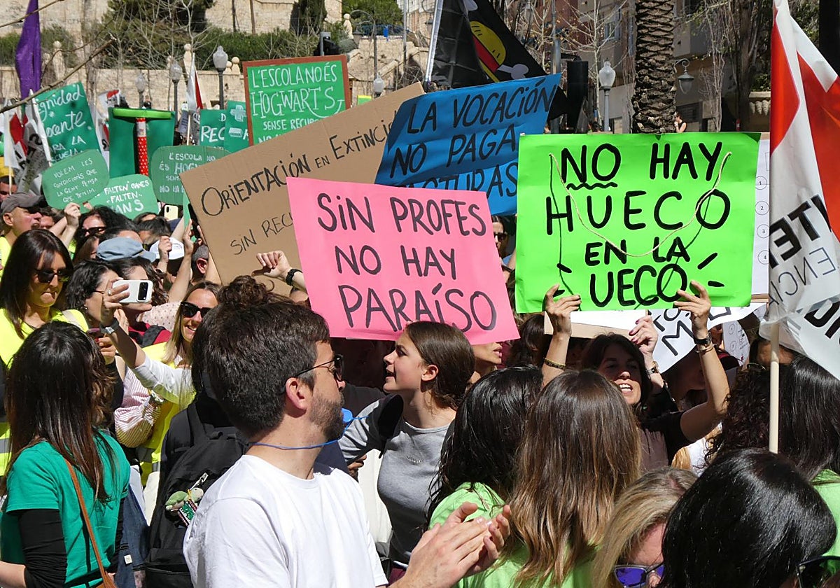 Miles de docentes valencianos toman las calles para exigir mejoras ...