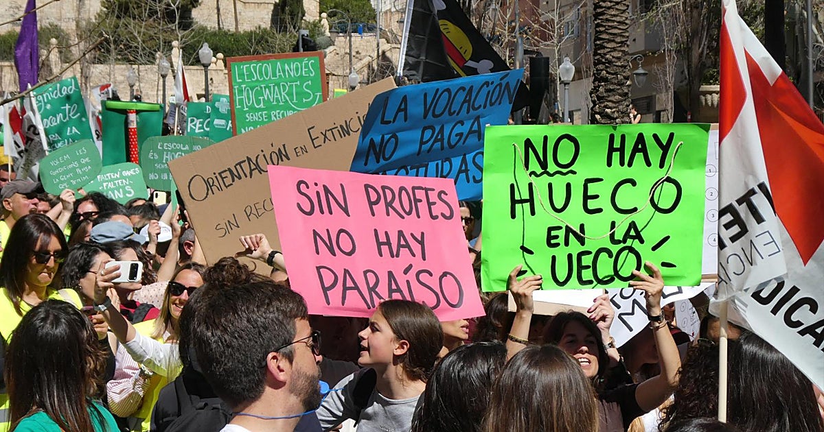 Miles de docentes valencianos toman las calles para exigir mejoras laborales y salariales