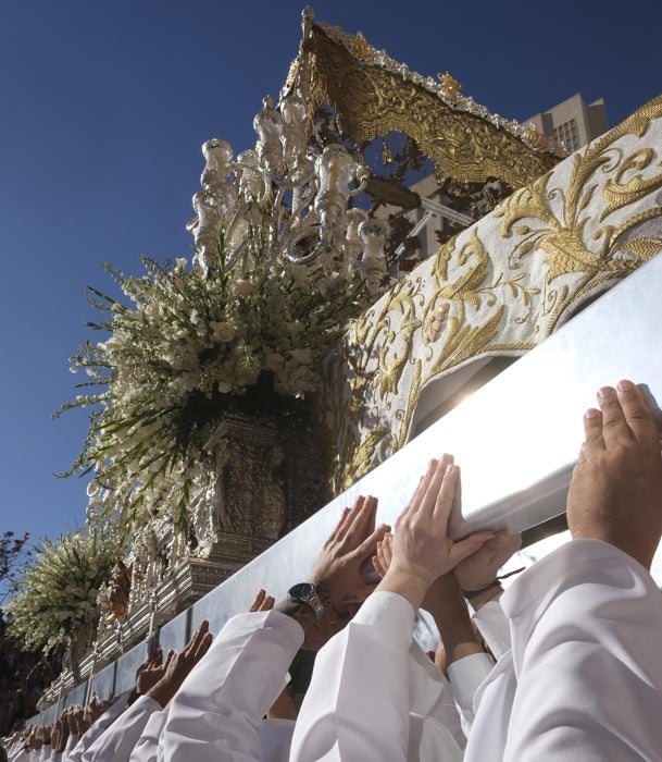 La Virgen del Rocío se alza en el pulso de los hombres de trono camino de la Tribuna de los Pobres