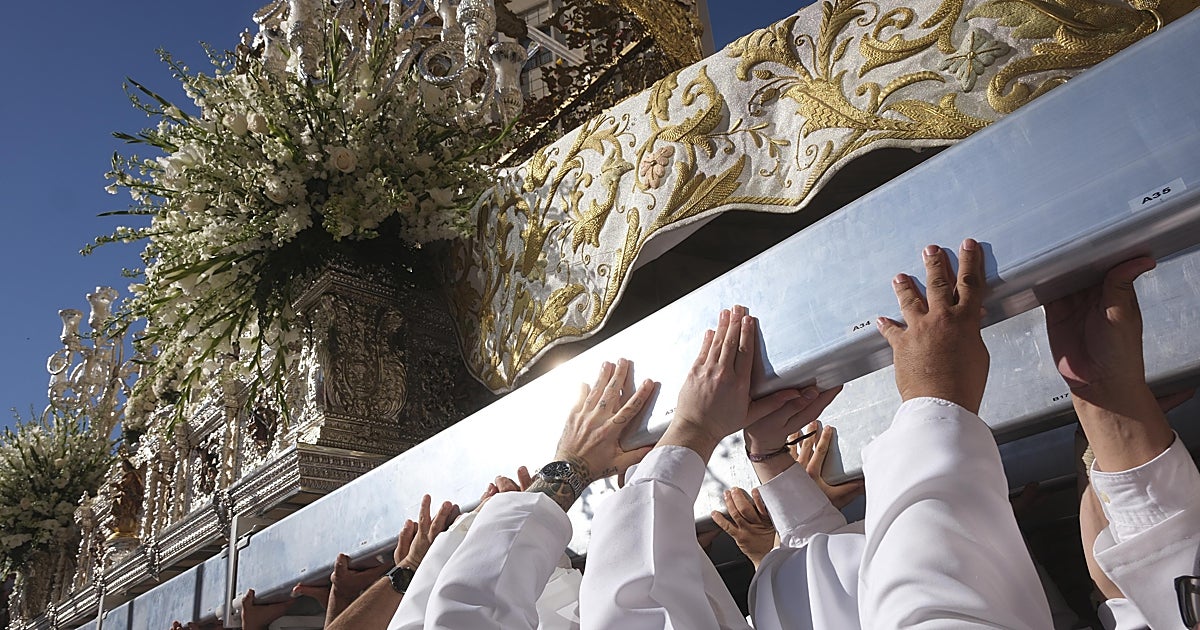 La tribuna que eleva a la Virgen del Rocío al cielo