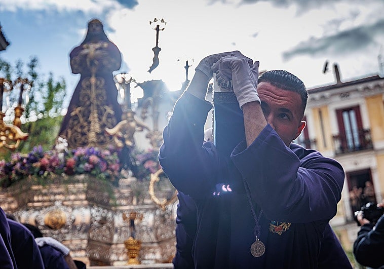 Jueves Santo de contrastes: de la sobriedad castellana a la exuberancia andaluza