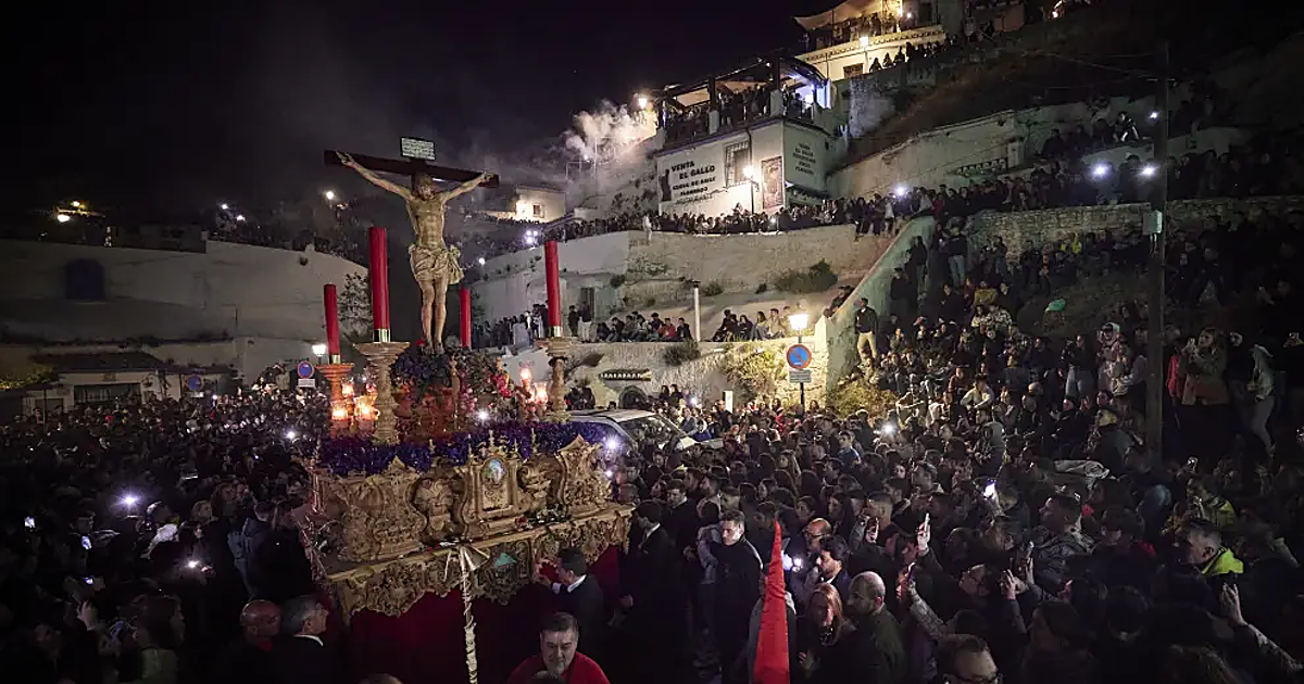 Por qué el Sacromonte arde al paso del Cristo de los Gitanos: el origen de las hogueras que detienen la Semana Santa de Granada