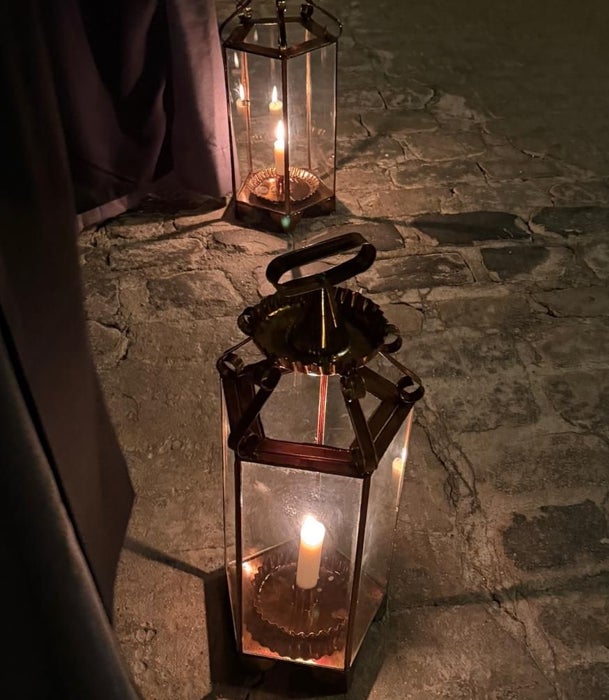 Todos los hermanos portan un farolillo.