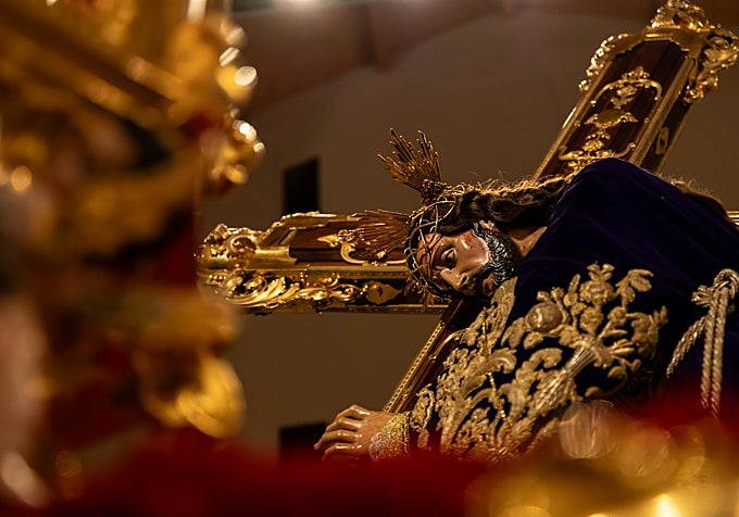 La cruz sólo la lleva el Nazareno durante laprocesión del Viernes Santo