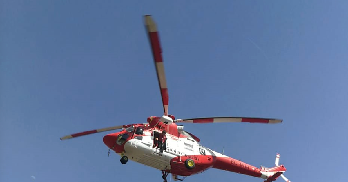 El helicóptero rescata a un menor de edad del mar en Puerto de la Cruz (Tenerife)